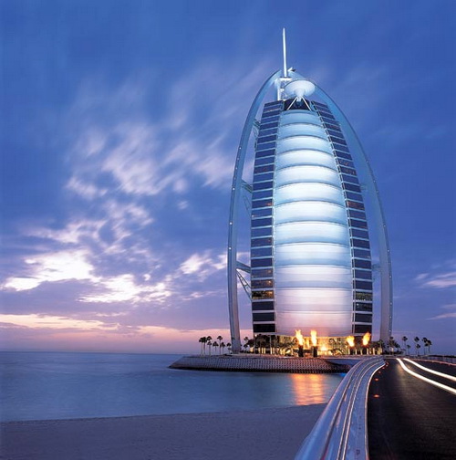 Бурж аль-Араб (Burj Al Arab - «Арабская Башня») — роскошный отель в Дубае